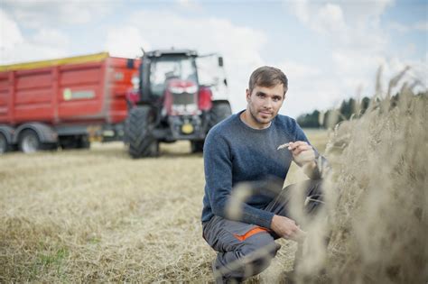 Rolnik kontrolujący głębokość pracy agregatu