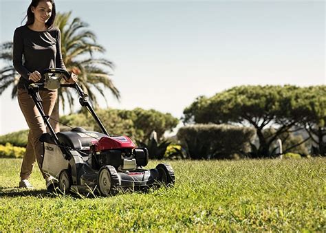 Zdjęcie kosiarki Honda HRX 537C5 HYE w akcji koszenia trawnika.