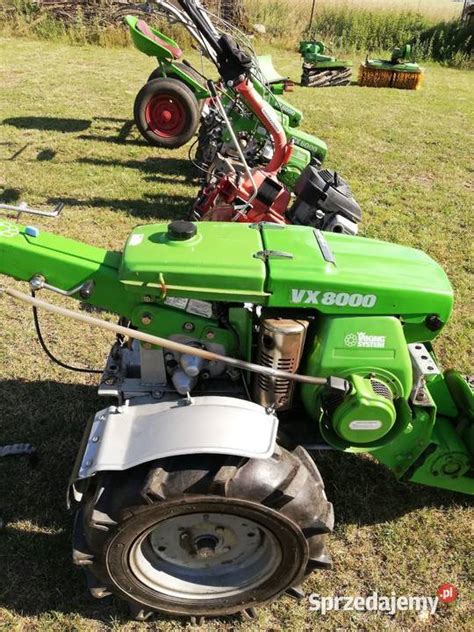 ZDJĘCIE: Traktorek jednoosiowy Viking VX 8000 z widocznymi kołami, kierownicą i silnikiem