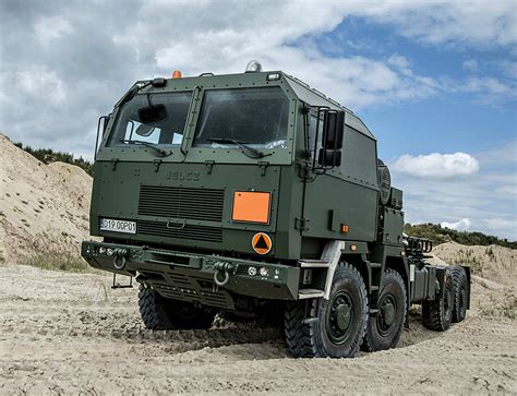 Ciągnik siodłowy Jelcz CSS 8x8 podczas testów w Sulejówku