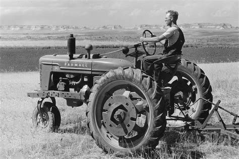 Historyczne zdjęcie ciągnika Farmall