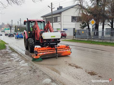 Zamiatarka ciągnikowa SaMASZ w akcji na ulicy