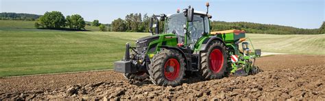 Zestawienie: ciągnik Fendt z zamontowanym ładowaczem czołowym Stoll