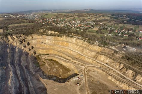 Zdjęcie historyczne kopalni odkrywkowej Erzberg ukazujące jej schodkową strukturę