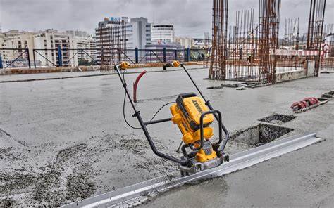 Zdjęcie narzędzi do zacierania i zagęszczania betonu: zacieraczka, wibrator, listwa wibracyjna