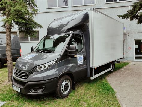 Specjalistyczny samochód dostawczy z windą załadowczą do transportu mebli
