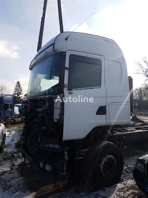 Zdjęcie ciągnika siodłowego Scania z widokiem na bok kabiny