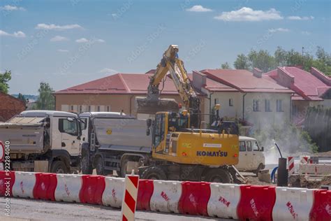 Zdjęcie wywrotki KAMAZ w akcji na placu budowy