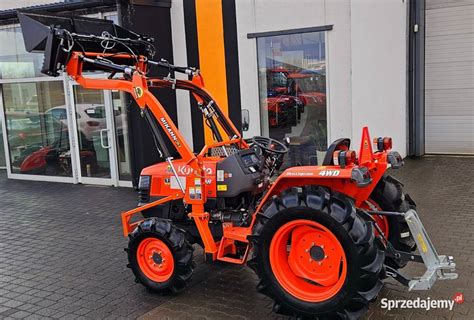 mini traktor Yanmar z zamontowanym ładowaczem czołowym typu krokodyl