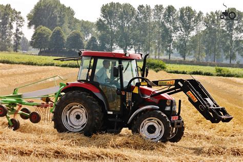Zdjęcie przedstawiające ciągnik rolniczy Case IH JX 70 w pracy na polu