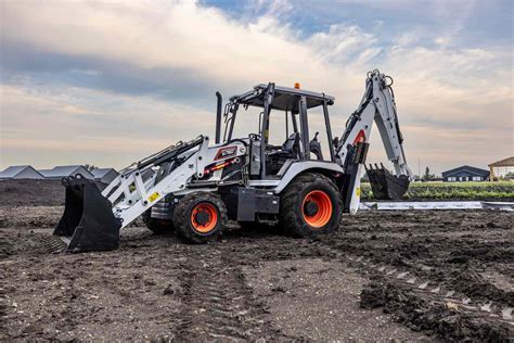 Zdjęcie koparko-ładowarki Bobcat B760 w akcji