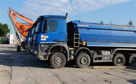 Zestawienie wywrotek na budowie, transport kruszywa
