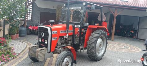 Zdjęcie przedstawiające ciągnik Ursus MF 235 w polu podczas pracy