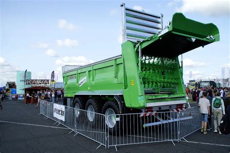 zdjęcie rozrzutnika Joskin Ferti-Space2 współpracującego z ciągnikiem John Deere