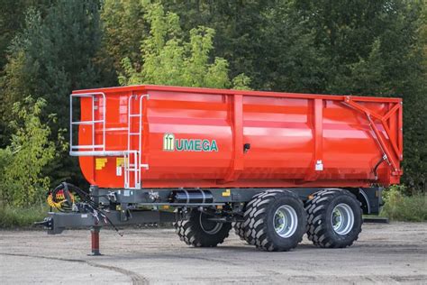 zdjęcie rozrzutnika Umega Agro w polu