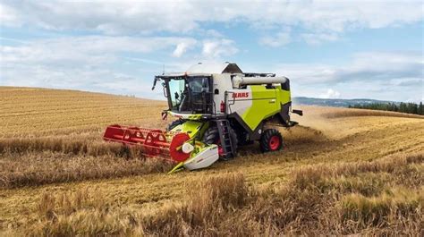 Zbiorcza fotografia różnych modeli kombajnów zbożowych, np. Bizon, Claas, Massey Ferguson, pracujących na polach Śląska