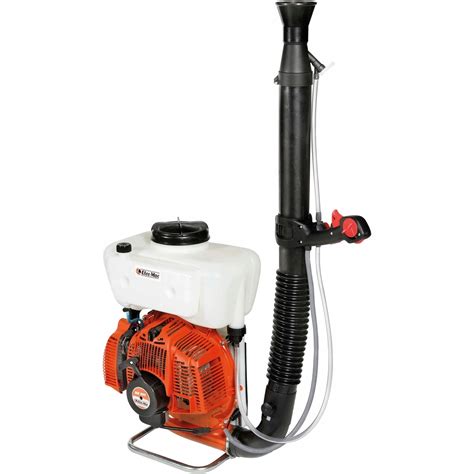 Opryskiwacz plecakowy Oleo-Mac MB800 w akcji