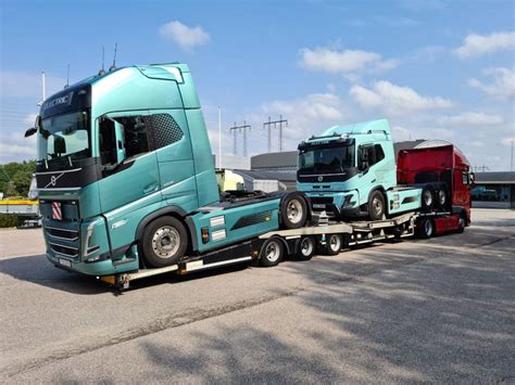 Zdjecie grupowe kilku modeli ciągników siodłowych Low Deck różnych producentów (np. DAF, Scania, Volvo).