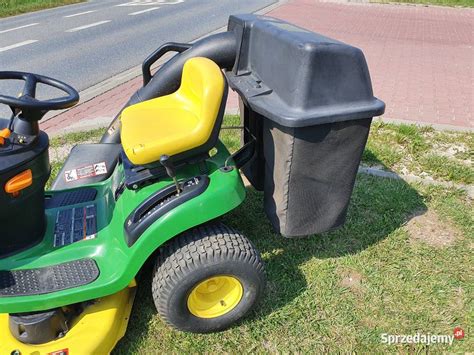 Operator traktorka koszącego na wygodnym siedzeniu
