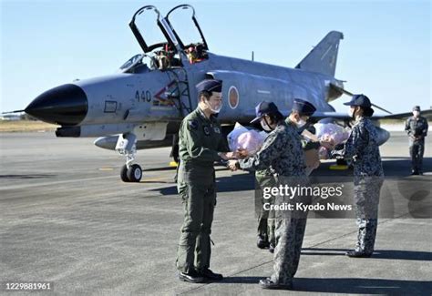 Zdjęcie Komatsu LAV zaparkowanego na lotnisku Hamamatsu Air Base Japońskich Sił Powietrznych Samoobrony.