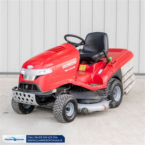 Zdjęcie traktorka ogrodowego Honda HF2622 podczas pracy