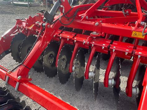 Infographic of Kverneland Qualidisc frame and hydraulic depth adjustment mechanism