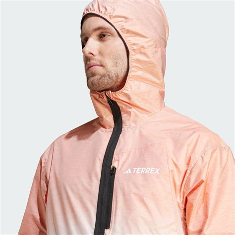 Tematyczne zdjęcie mężczyzny w bluzie Adidas Terrex w górskim krajobrazie