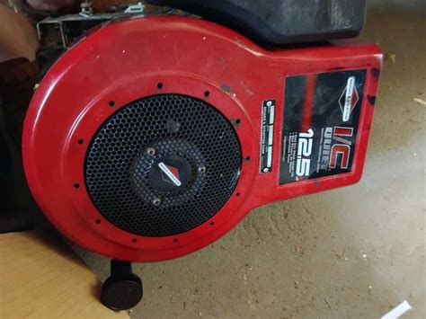 Zbliżenie na silnik Briggs & Stratton w kosiarce World, podkreślające jego konstrukcję