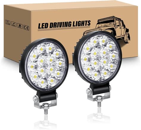 Zbliżenie na różnego rodzaju lampy LED do traktorów, w tym reflektory drogowe i robocze