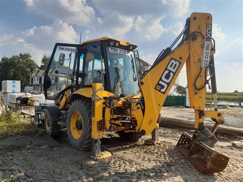 Koparko-ładowarka JCB 3CX wykonująca wykopy pod fundamenty