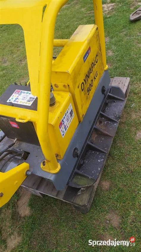 Zagęszczarka Dynapac LF85 w akcji z operatorem