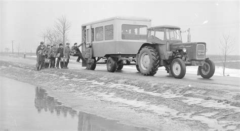 traktor Ursus C-355 z przyczepą Osinobus przewożący dzieci do szkoły w latach 70.