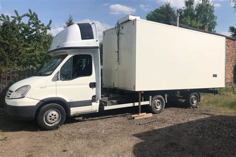 Renault Master w konfiguracji lekkiego ciągnika siodłowego z naczepą chłodniczą, rozwiązanie dla logistyki dostaw