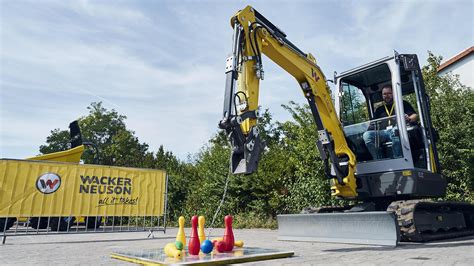 Zespoł techników serwisujących minikoparkę Wacker Neuson na budowie