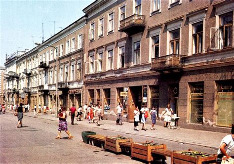 zdjęcie archiwalne bolidu wyścigowego z lat 70. XX wieku