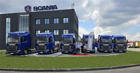 Zdjęcie przedstawiające różnorodną flotę ciężarówek Elmex Group, w tym pojazdy Volvo, Scania, MAN, Iveco i DAF