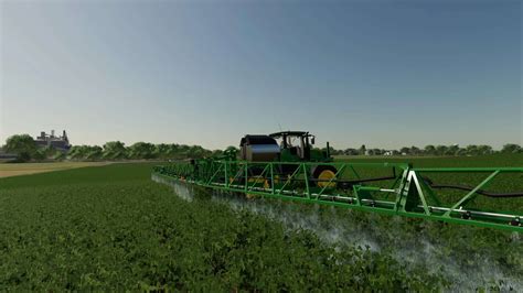 Zrzut ekranu z Farming Simulator 15 przedstawiający opryskiwacz w akcji