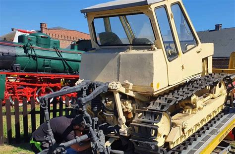 Zdjęcie odrestaurowanego ciągnika gąsienicowego G-752 Piast w ruchu