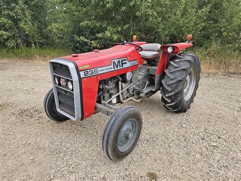 Massey Ferguson 235 w konfiguracji sadowniczej