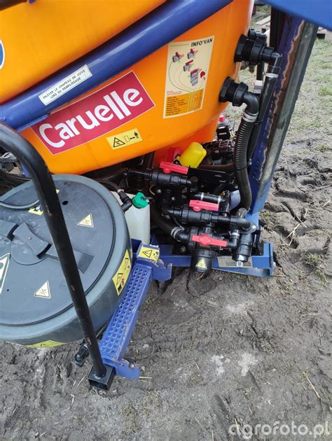 Zdjęcie opryskiwacza z widoczną stabilną podstawą ze stopkami podczas pompowania