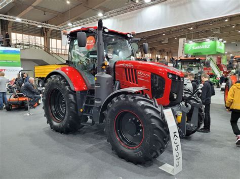 Kubota M7-173 w burgundowym kolorze