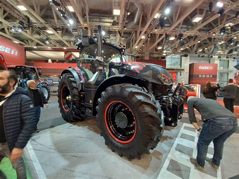 Czarny Case IH Optum podczas targów EIMA 2022