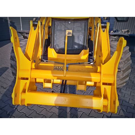 JCB 4CX w akcji z widłami