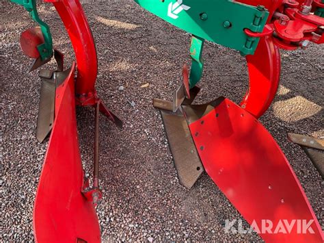 zdjęcie poglądowe pługa Kverneland EG85 w pracy na polu