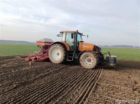 ciągnik Renault Ares 145KM z podłączonym pługiem Kverneland na polu