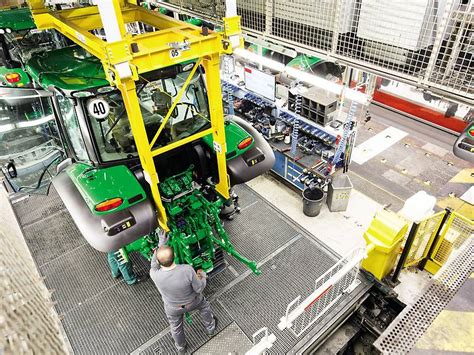Zdjęcie przedstawiające montaż traktorów John Deere w fabryce w Waterloo, Iowa