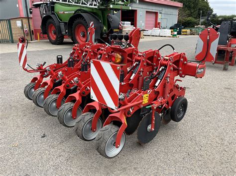 Agregat Kverneland Kultistrip w pracy na polu, pokazujący strefy robocze