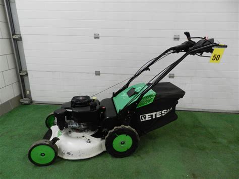 kosiarka Etesia Pro 53 w pracy na pochyłym terenie