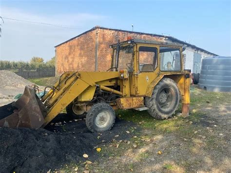 Zdjęcie historycznej koparko-ładowarki Ostrówek KTO-162 na placu budowy