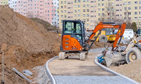 zdjęcie minikoparki Hitachi na placu budowy